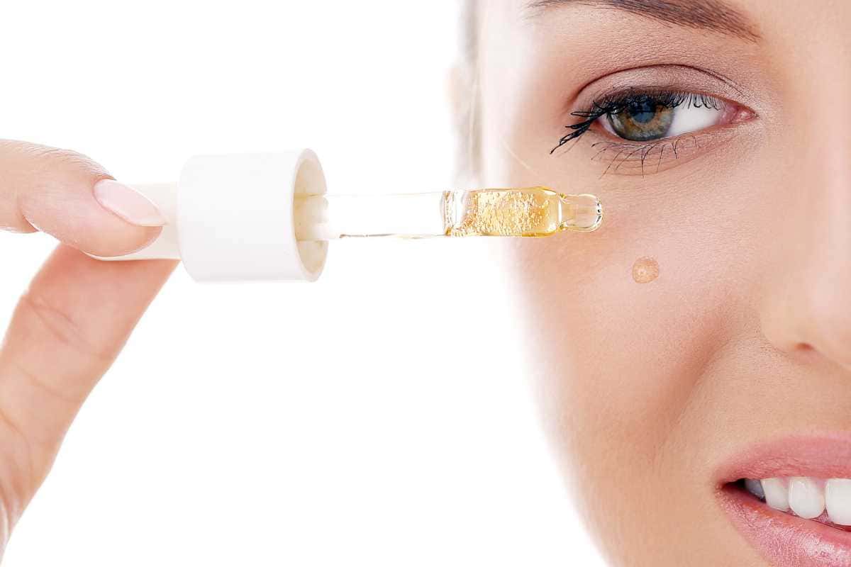 Você está aplicando sérum facial do jeito errado? Veja como usar