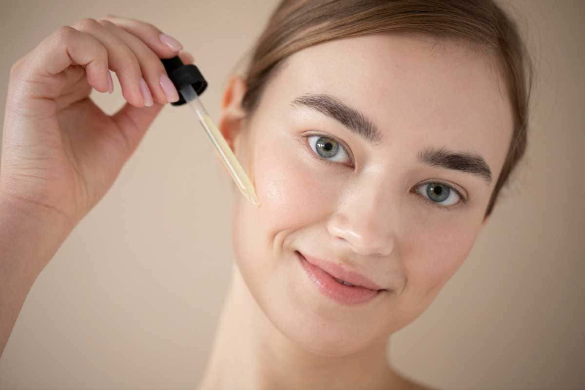Você usa sérum facial da forma errada? Descubra o erro comum