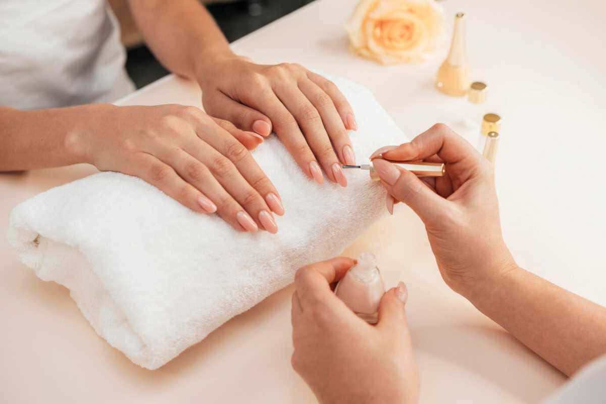 Como cuidar das mãos e unhas para ter aparência jovem e bem-cuidada