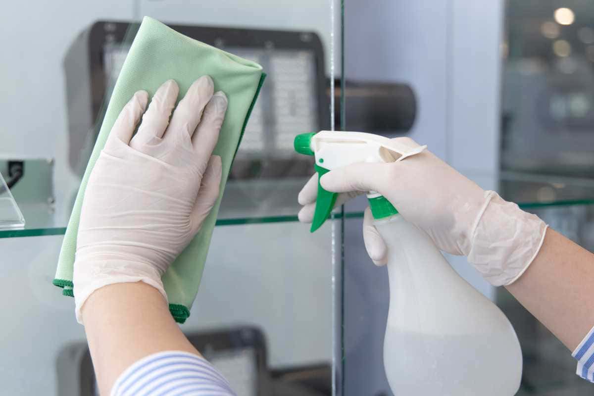 Como limpar vidros e espelhos sem manchar