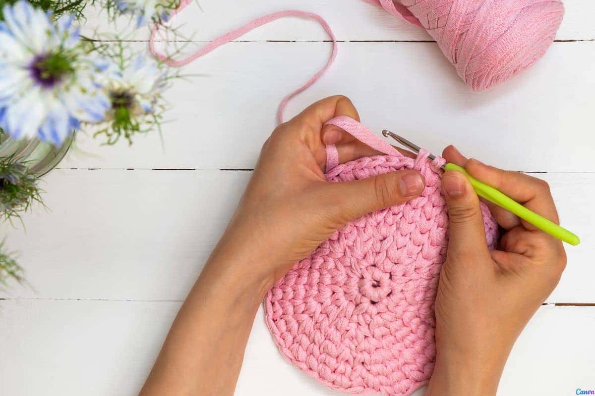 Crochê de luxo: como peças artesanais estão transformando a decoração moderna