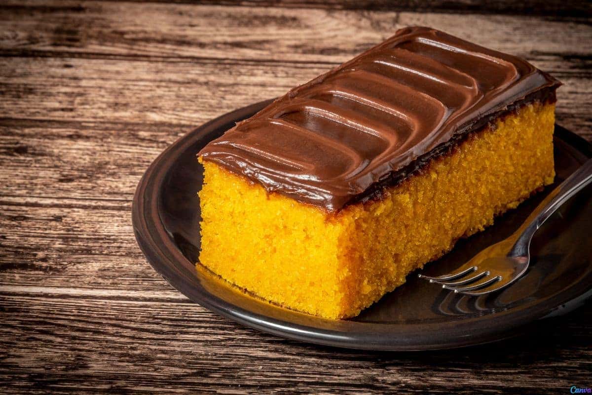 Esta receita de bolo fofinho de liquidificador vai surpreender você: pronto em minutos e com ingredientes simples