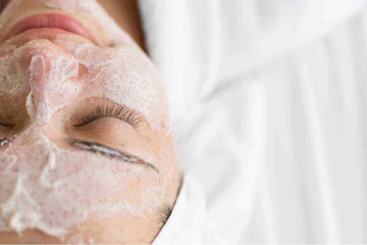 Máscara facial caseira que ajuda a iluminar a pele e reduzir linhas finas