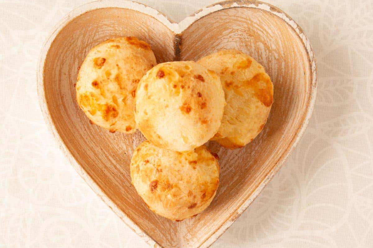 O segredo das padarias para deixar o pão de queijo sempre crocante por fora e macio por dentro