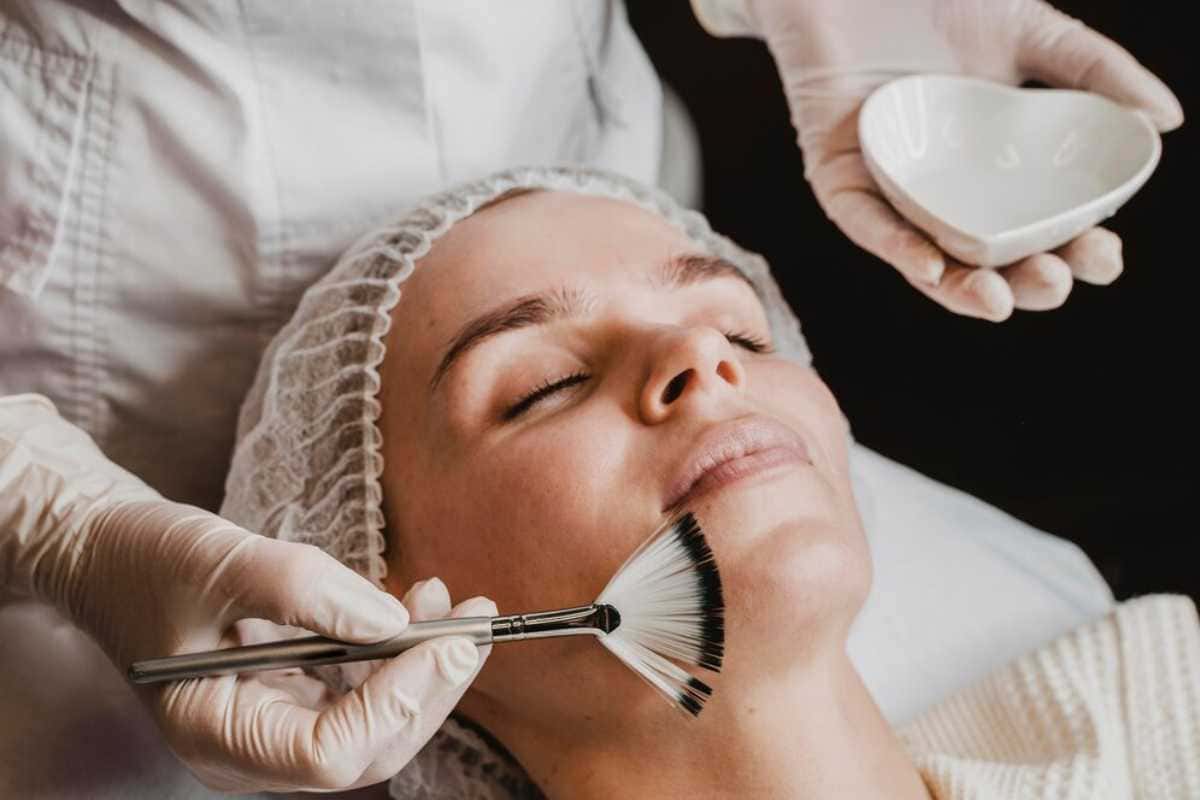 Os cuidados essenciais para manter a pele firme depois dos 40 sem gastar com estética