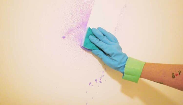 Aprenda a tirar manchas difíceis da parede sem danificar a pintura