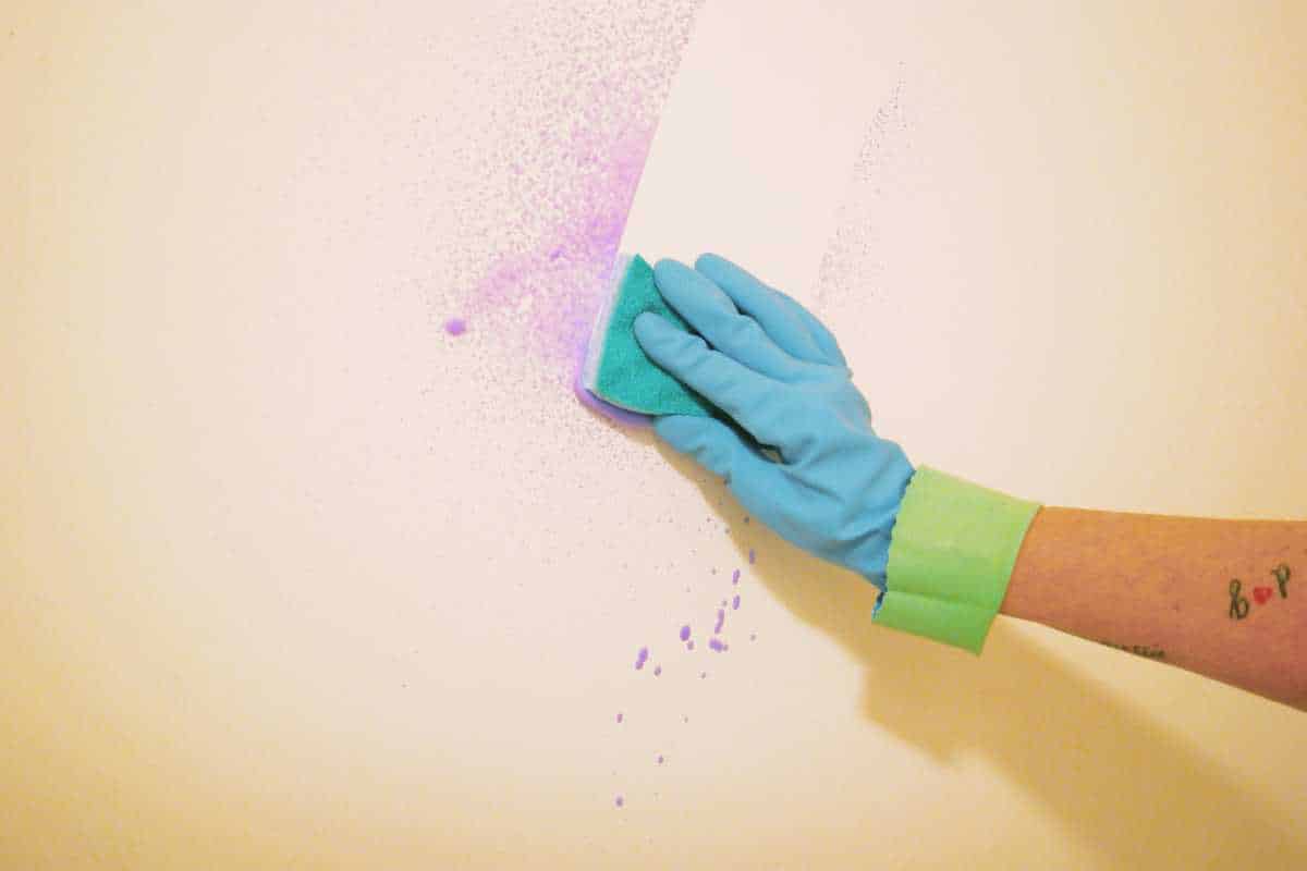 Aprenda a tirar manchas difíceis da parede sem danificar a pintura