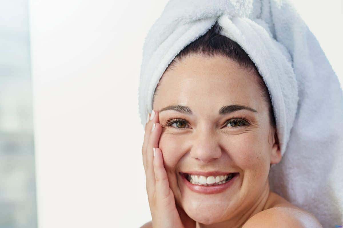 Cabelos com frizz? Esse truque simples com toalha deixa os fios mais alinhados e leves