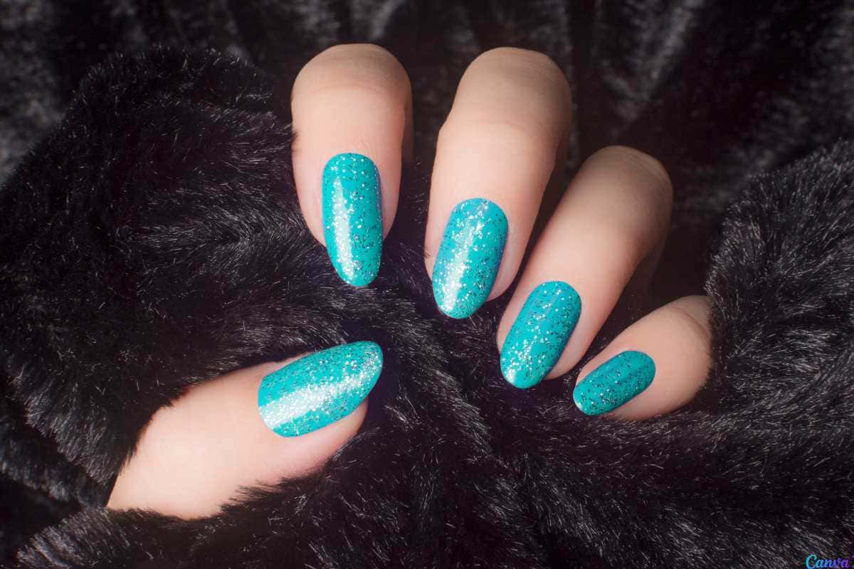 Como Aplicar Unhas Azul Claro com Glitter e Cuidar da Beleza das Mãos