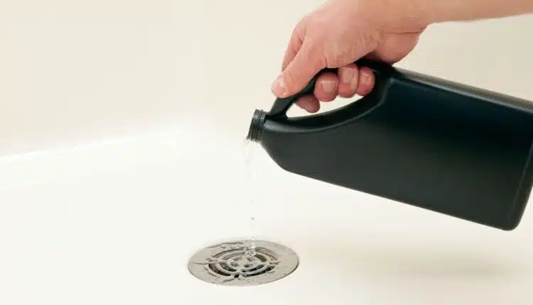 Como acabar com o mau cheiro dos ralos usando produtos que já tem em casa