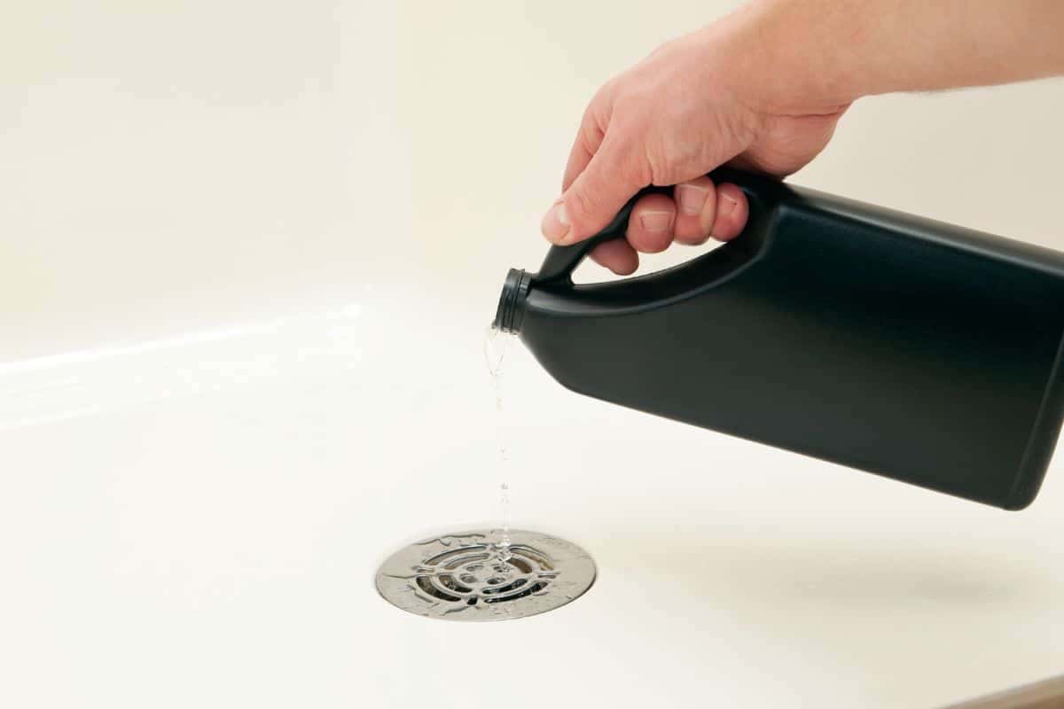 Como acabar com o mau cheiro dos ralos usando produtos que já tem em casa