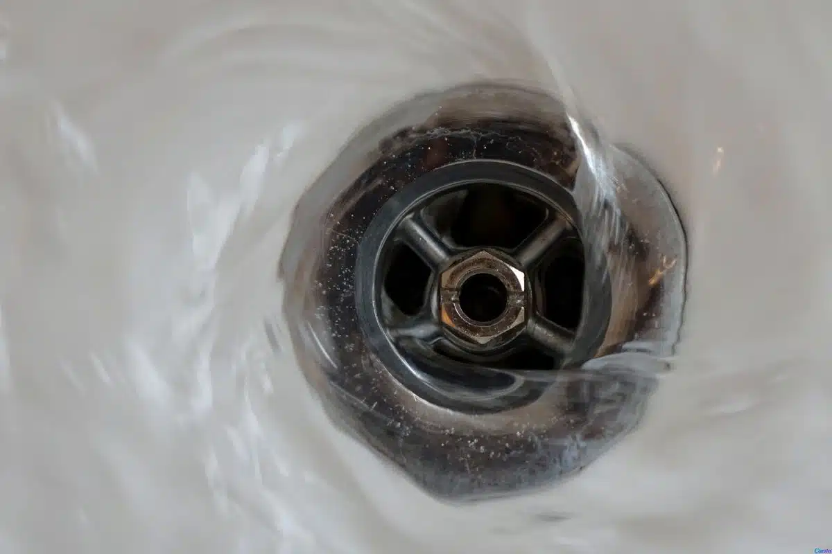 Como acabar com o mau cheiro dos ralos usando produtos que já tem em casa