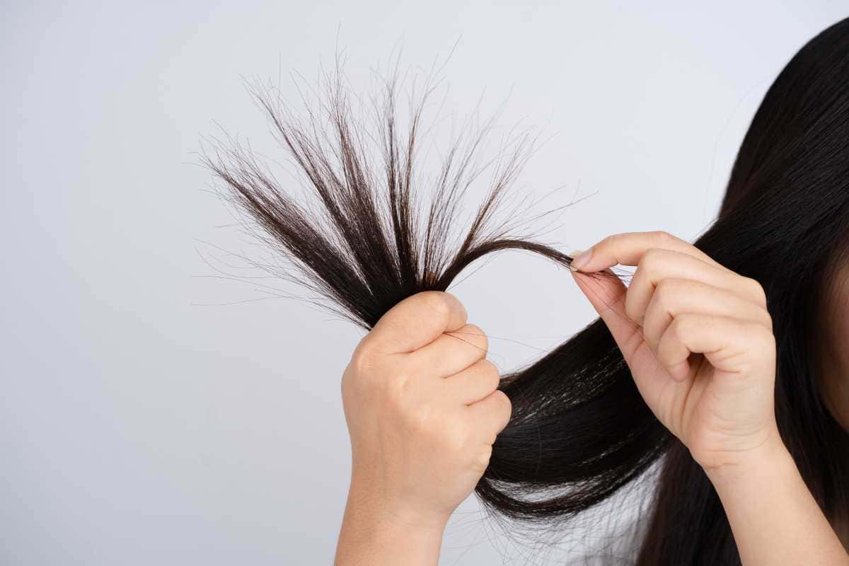 Como cortar as pontas do cabelo sozinha? Dicas simples para não errar no corte caseiro