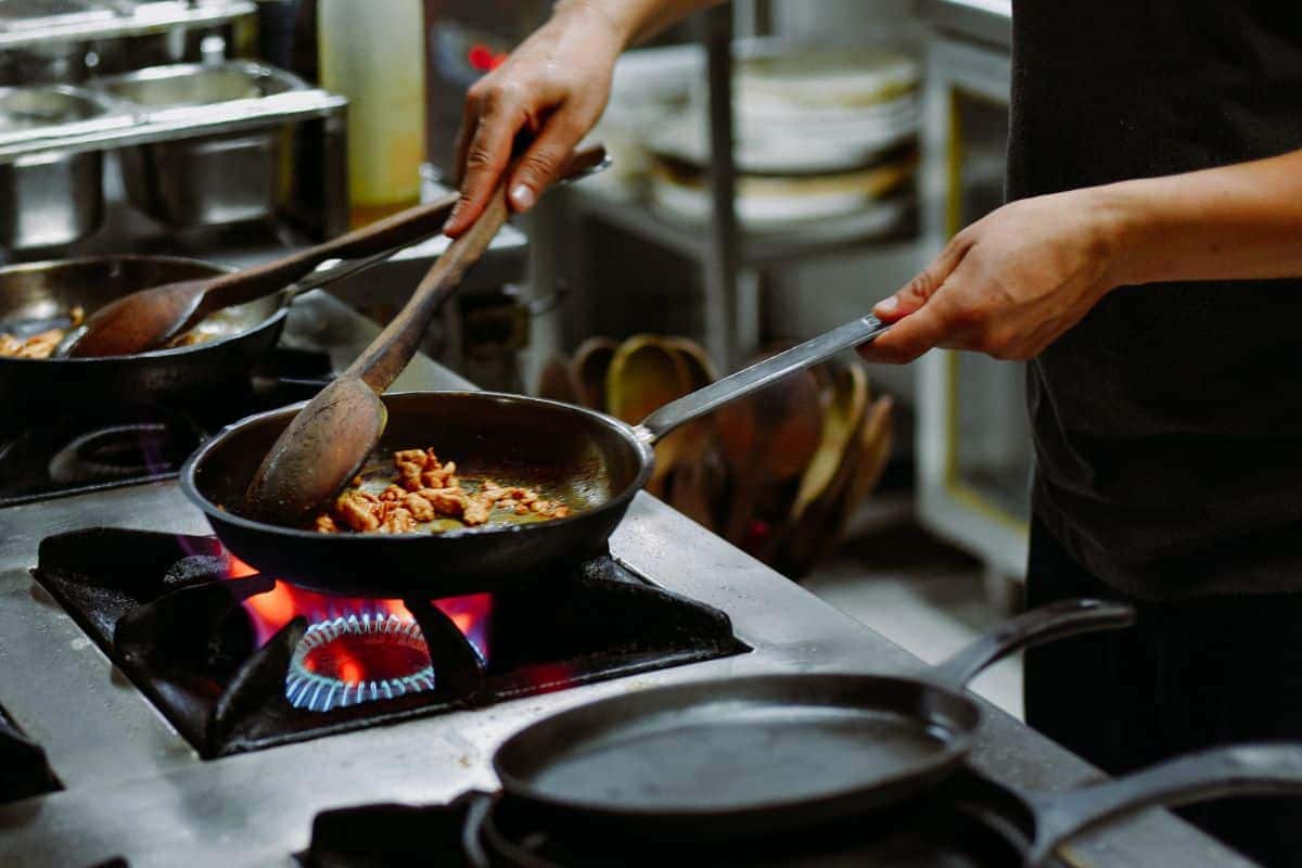 Como eliminar cheiro forte de fritura da cozinha usando truques simples