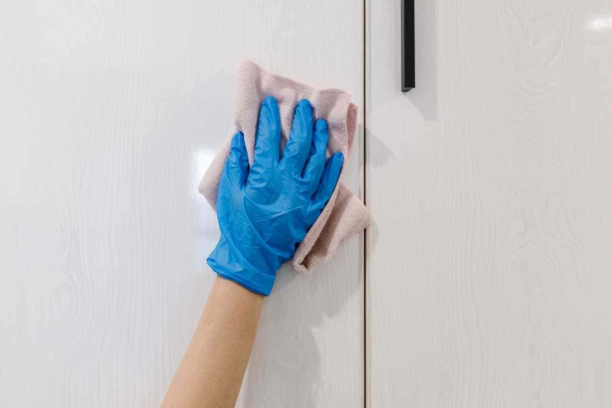 Como evitar mofo no guarda-roupa usando o que você já tem em casa