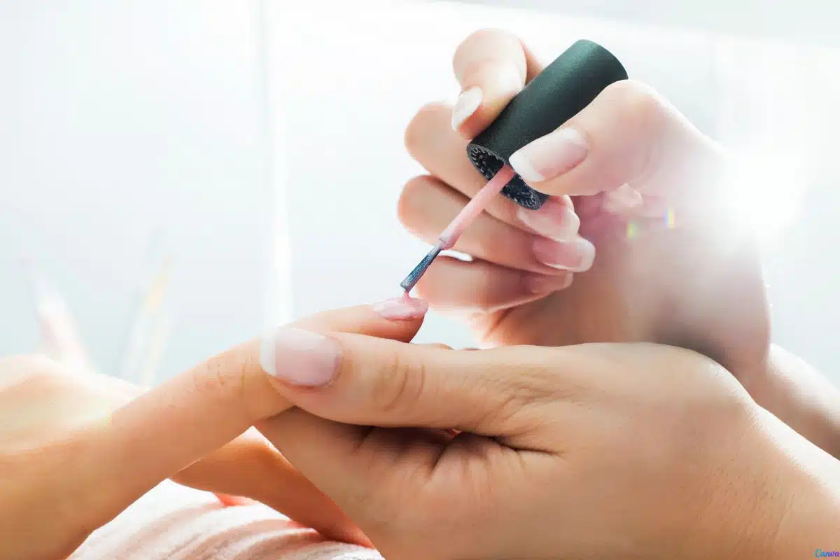 Como fazer as unhas durarem mais mesmo lavando louça todo dia: Técnicas eficazes de proteção