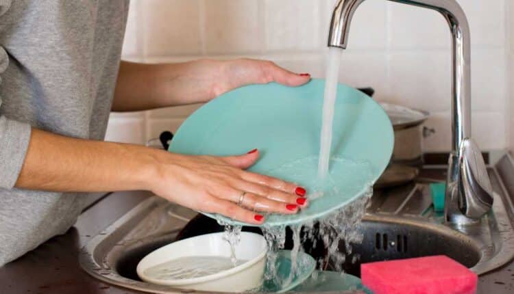 Como fazer o esmalte durar mais de uma semana mesmo lavando louça