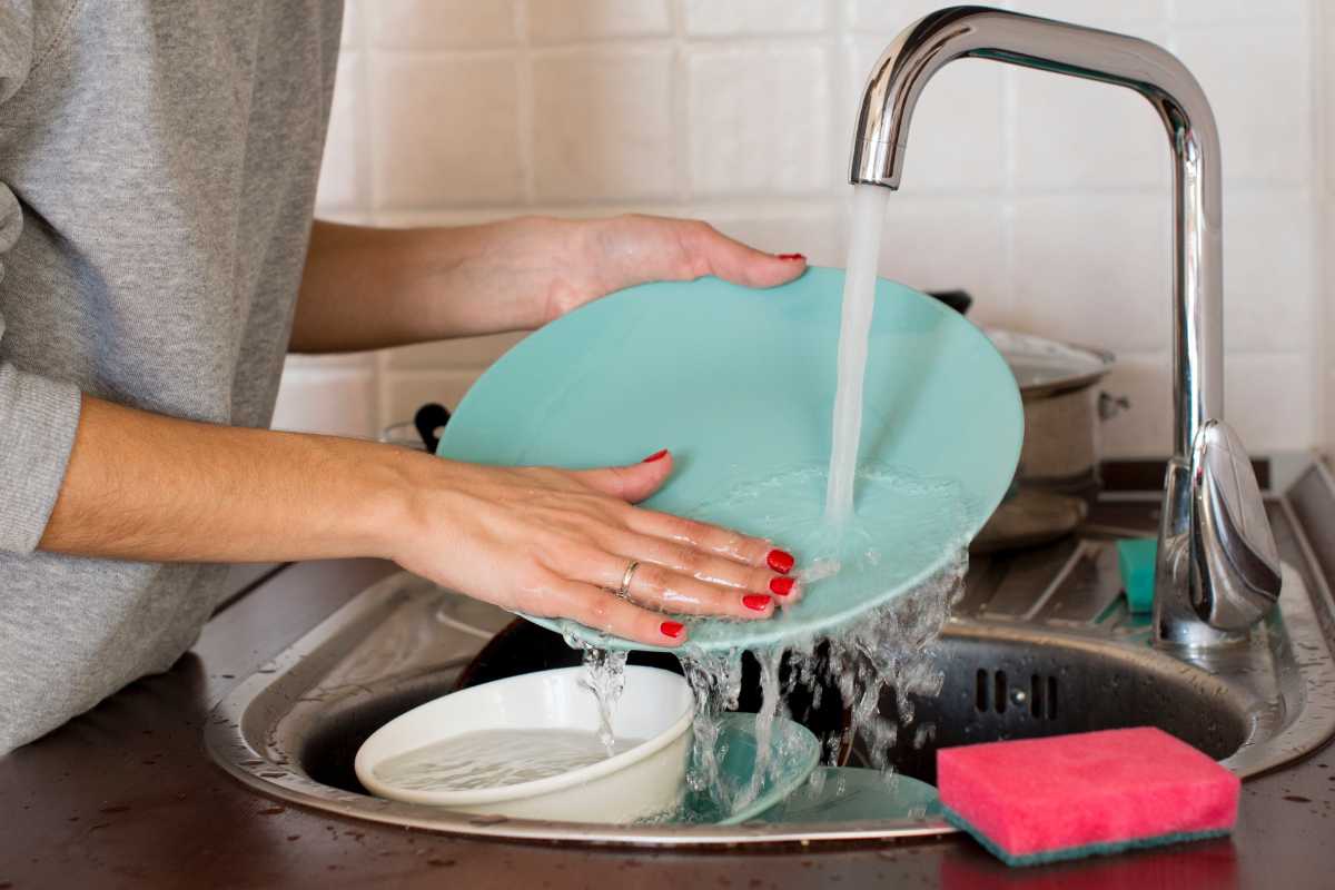 Como fazer o esmalte durar mais de uma semana mesmo lavando louça