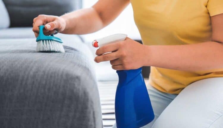 Como limpar sofá em casa e deixá-lo com cara de novo