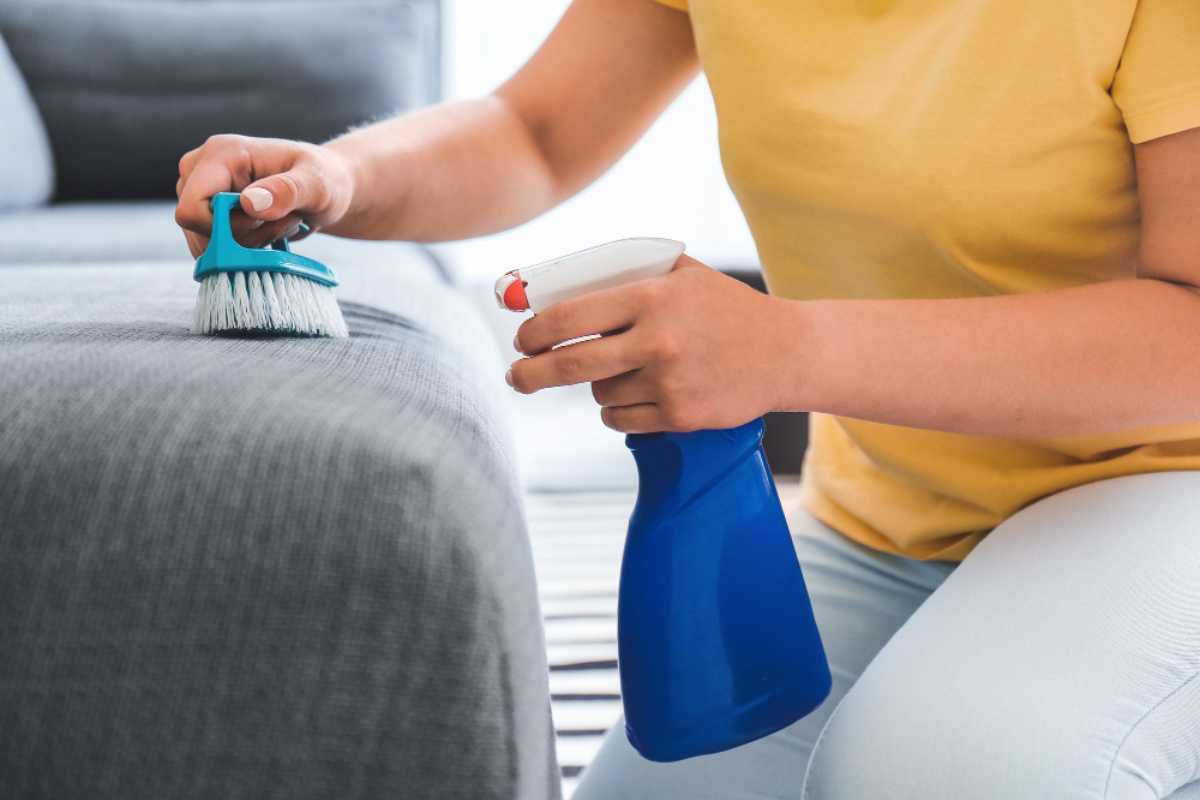Como limpar sofá em casa e deixá-lo com cara de novo