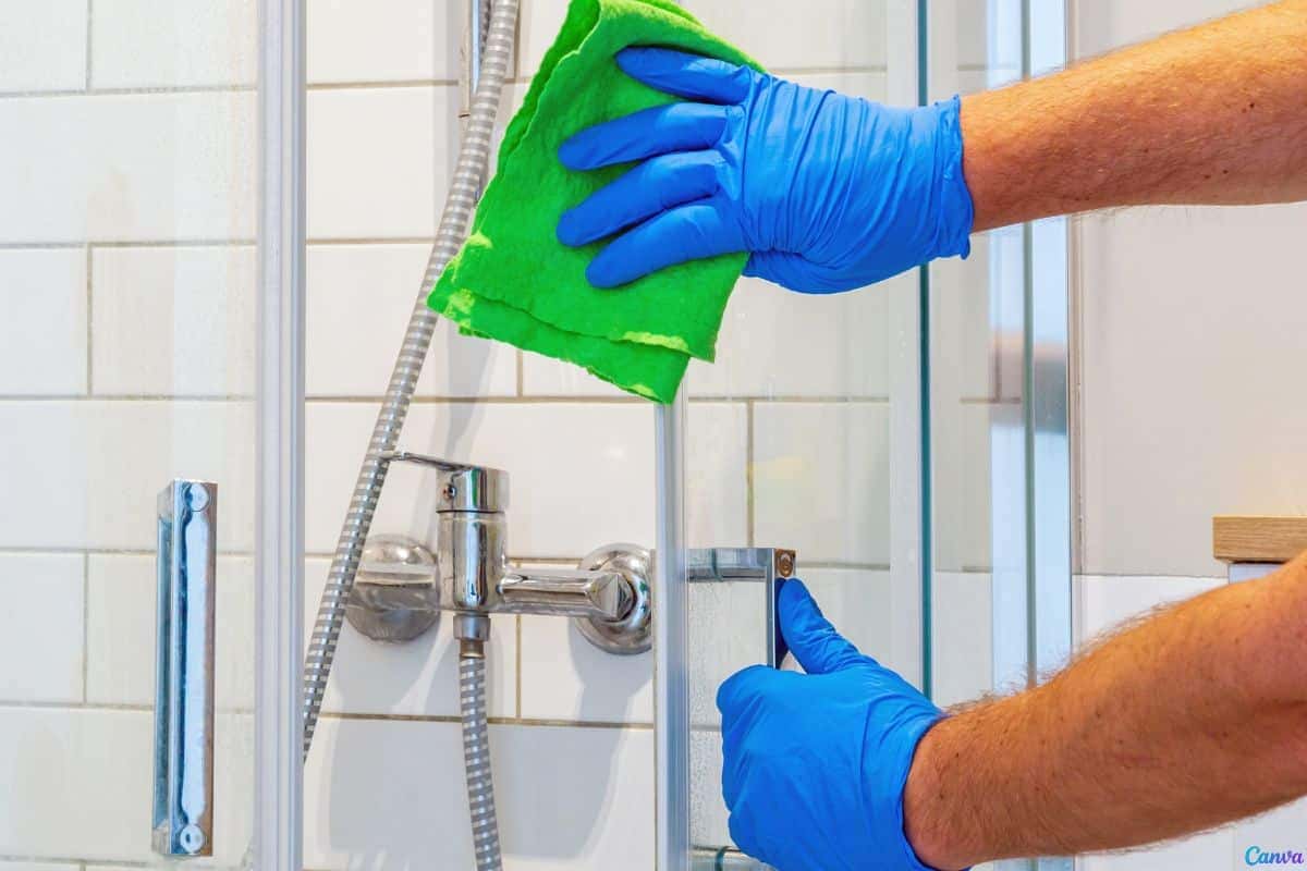 Como remover manchas do box do banheiro sem precisar esfregar