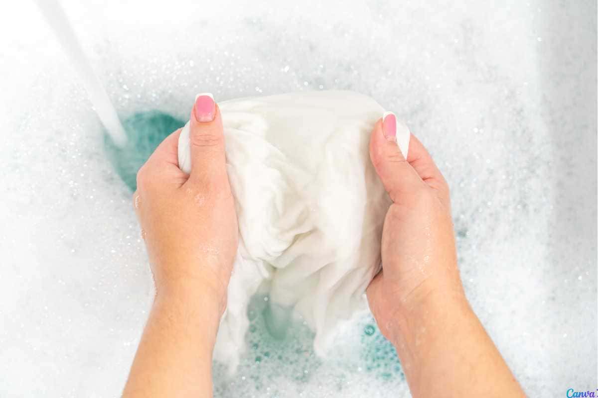 Como tirar mancha de perfume da roupa branca com dicas simples