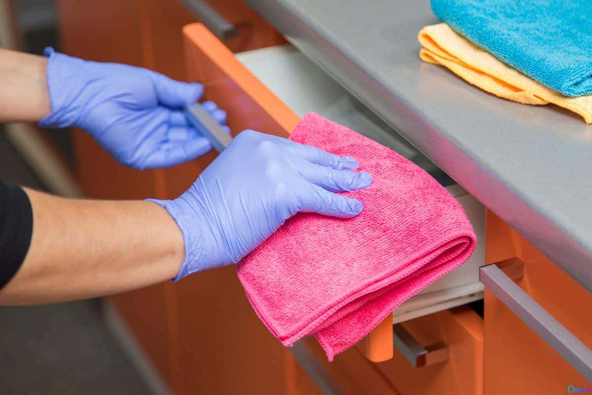 Como tirar o cheiro de mofo dos armários com uma mistura simples e eficaz