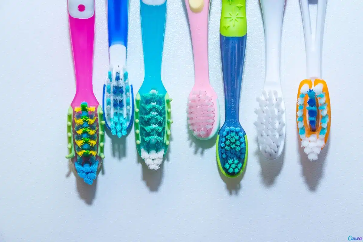 Como usar escova de dentes velha para limpar cantos difíceis da casa
