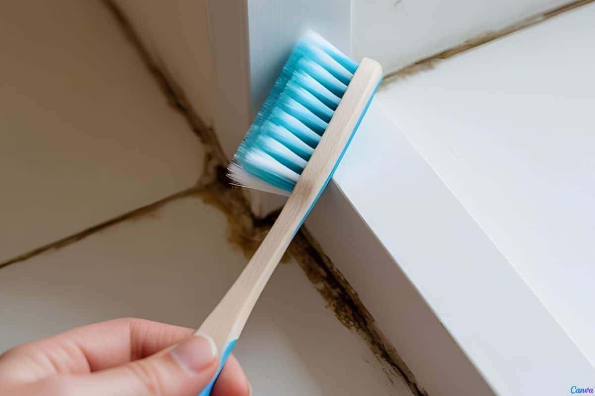 Como usar escova de dentes velha para limpar cantos difíceis da casa