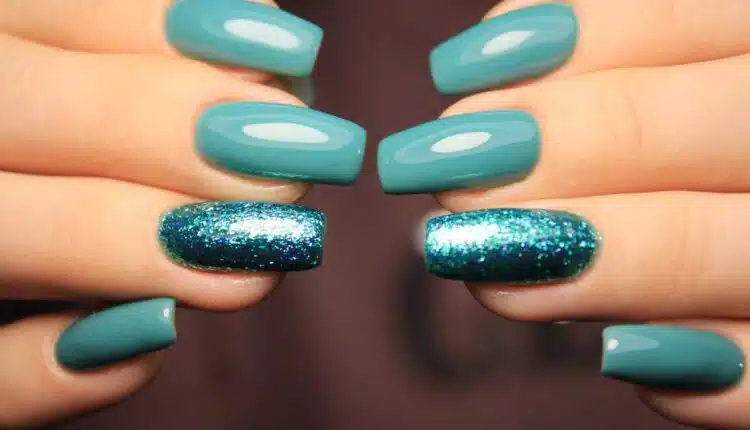Unhas azul claro com glitter: inspire-se na beleza delicada para suas mãos