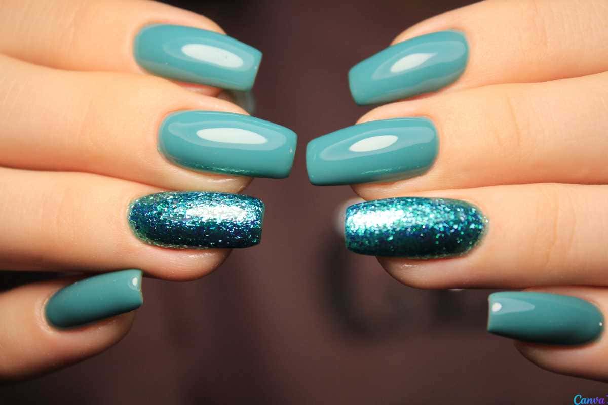 Unhas azul claro com glitter: inspire-se na beleza delicada para suas mãos