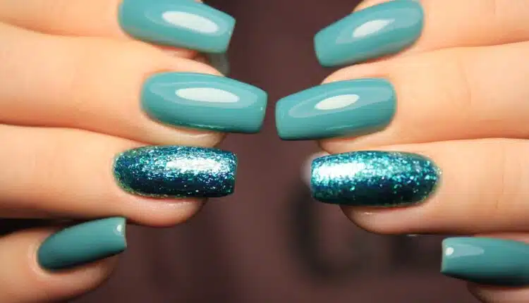 Decoração de unha em gel com glitter degradê: efeito moderno e delicado