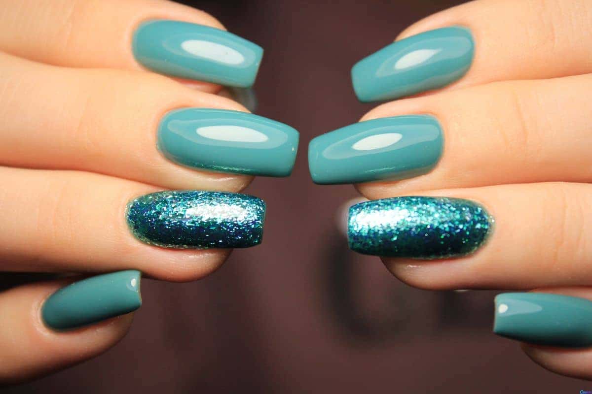Decoração de unha em gel com glitter degradê: efeito moderno e delicado