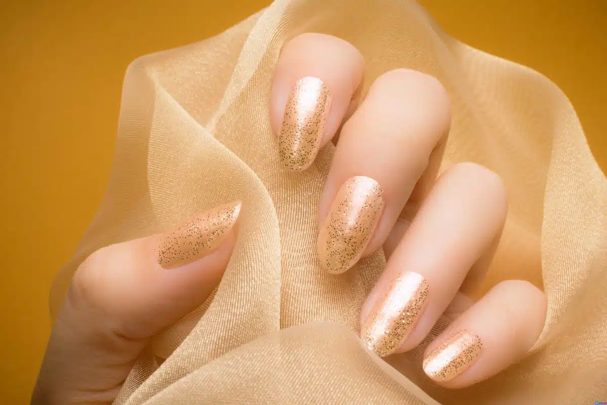 Decoração de unha em gel com glitter degradê: efeito moderno e delicado