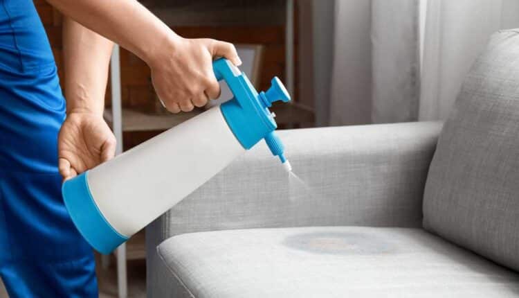 Como usar bicarbonato de jeito certo para limpar o sofá sem manchar