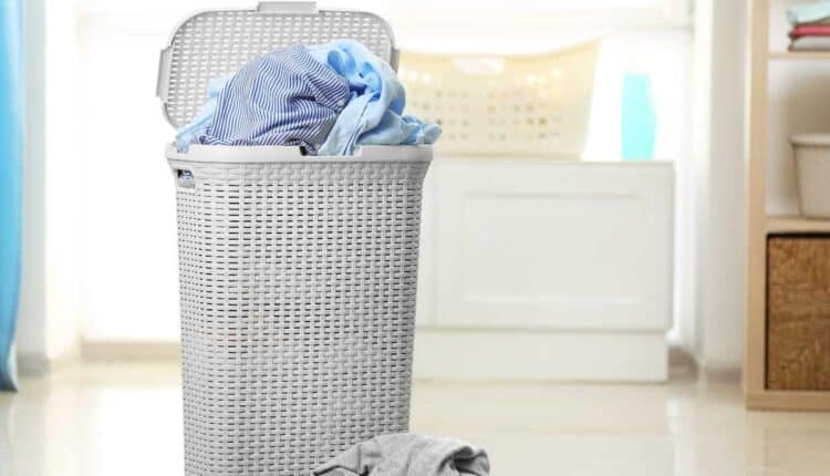 O que colocar no cesto de roupa suja para evitar mofo e maus odores