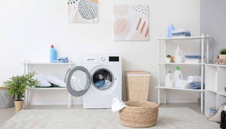 Como fazer uma lavanderia compacta parecer organizada e charmosa com pouco dinheiro