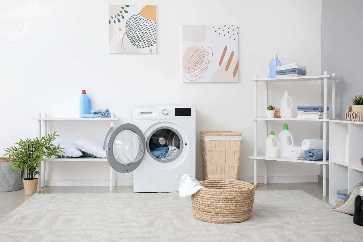 Como fazer uma lavanderia compacta parecer organizada e charmosa com pouco dinheiro