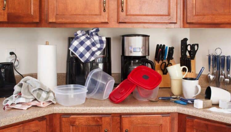 Como evitar a bagunça visual em cozinhas pequenas com truques de decoração