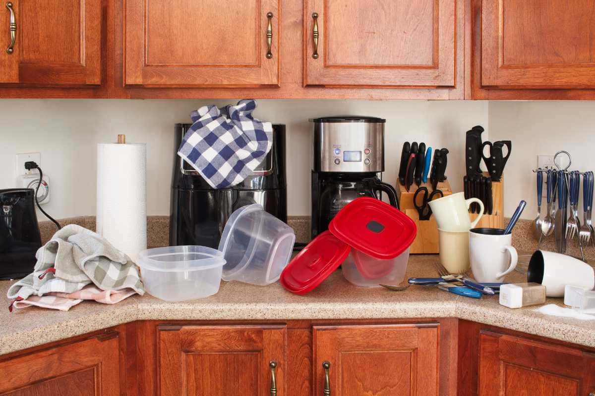 Como evitar a bagunça visual em cozinhas pequenas com truques de decoração