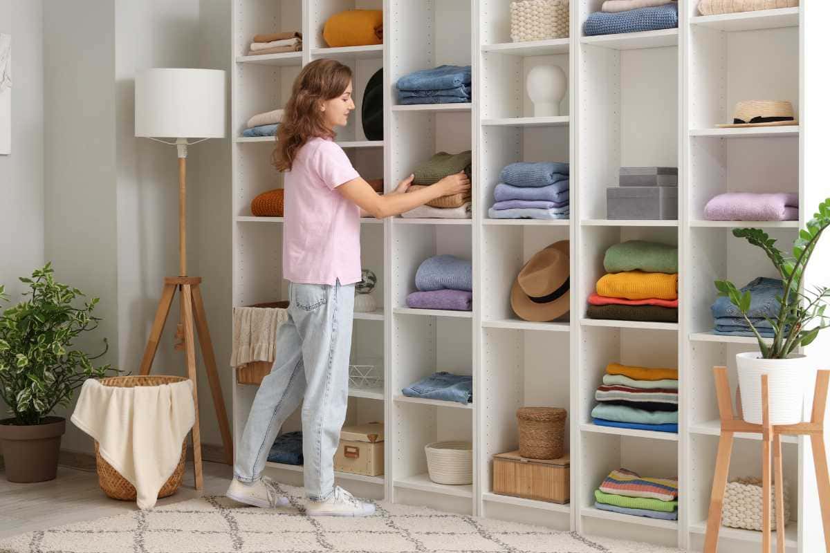 Truque de organização que facilita encontrar qualquer coisa em segundos no guarda-roupa