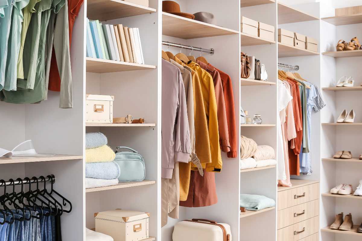 Impacto da Organização do Guarda-Roupa no Bem-Estar Psicossocial