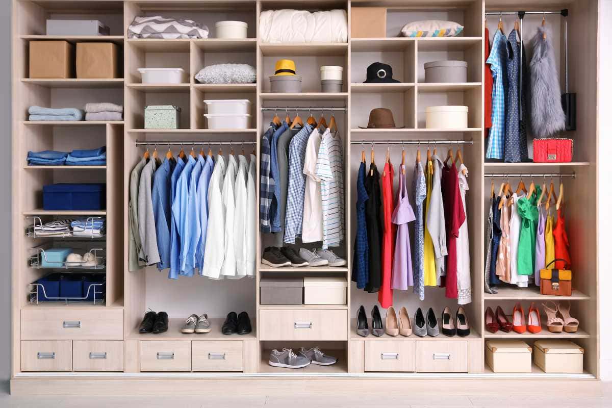 O que colocar no armário para evitar cheiro de roupa guardada