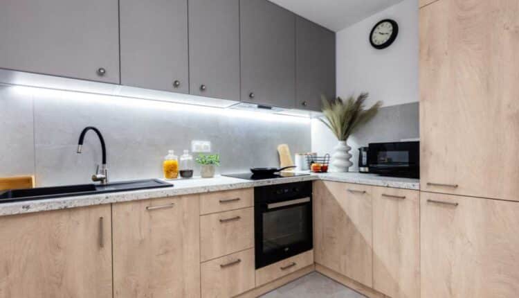 Como transformar uma cozinha pequena usando apenas cores e iluminação certa