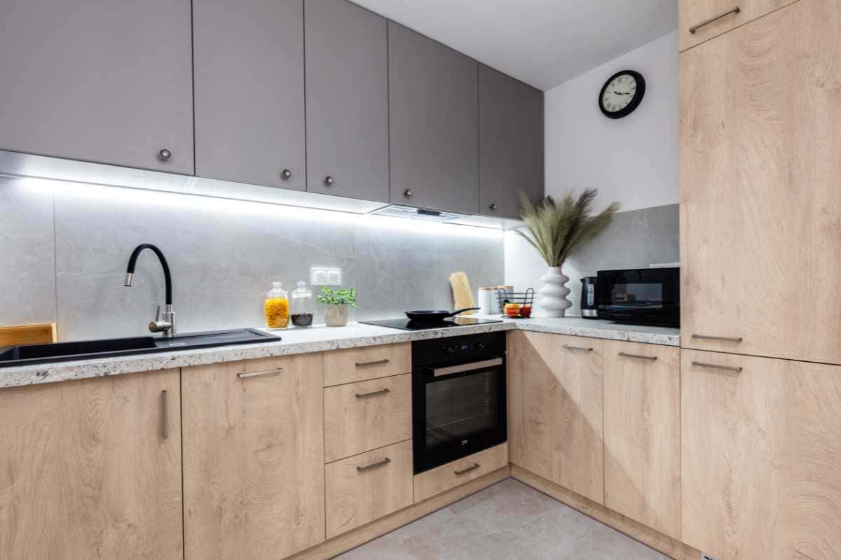 Como transformar uma cozinha pequena usando apenas cores e iluminação certa