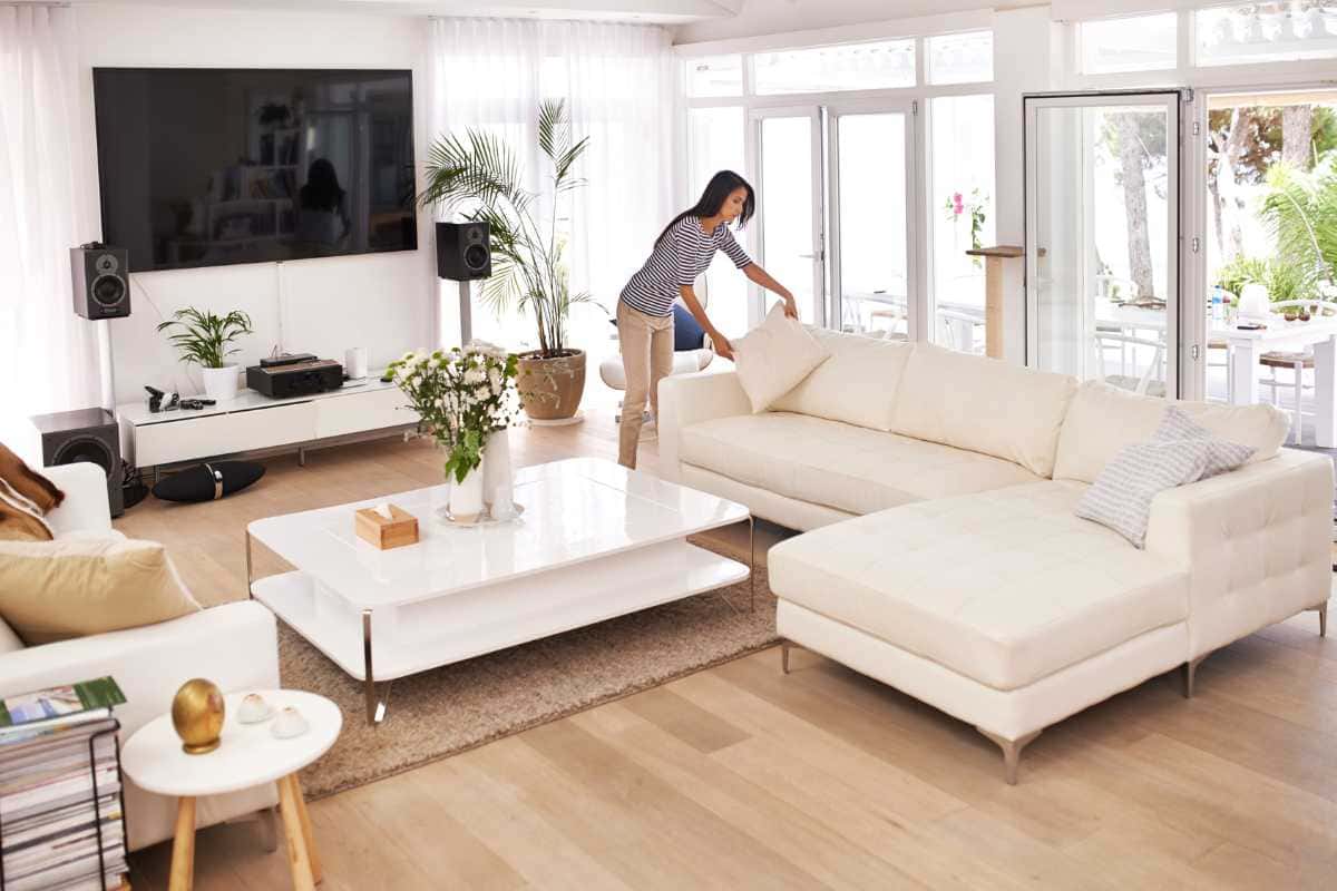 Pequenos hábitos que deixam a sala parecendo sempre recém-arrumada