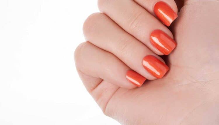 5 truques para fazer esmalte durar mais nas unhas mesmo lavando louça