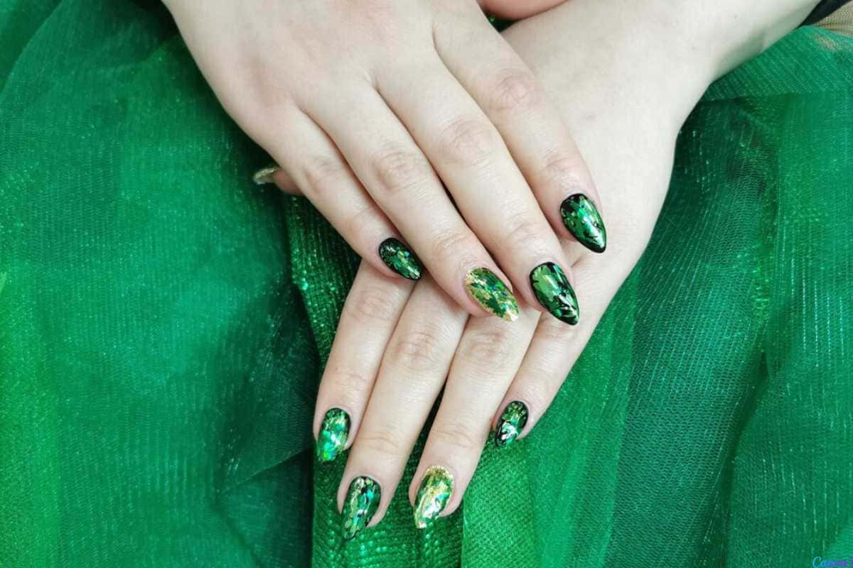 Designs e Inspirações de Unhas Verde Oliva Decoradas