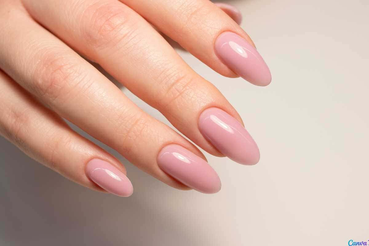 Designs e técnicas para unhas claras delicadas