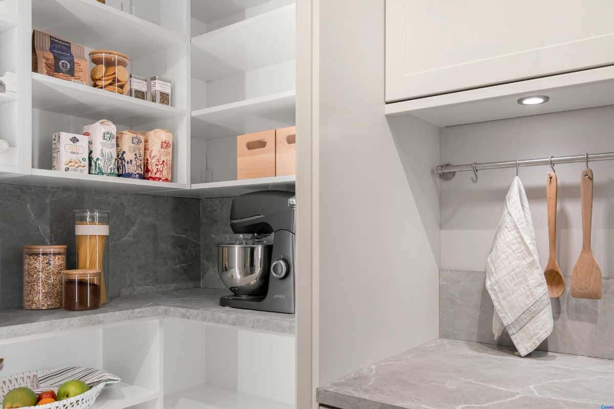 Dicas práticas para manter a cozinha arrumada mesmo com pouco espaço